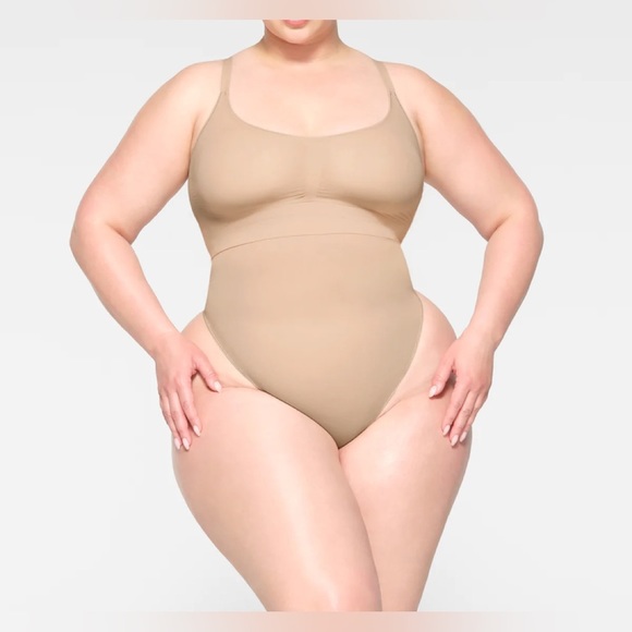 Skims sculpting thong Small NWOT - Picture 4 of 7